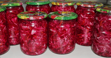 Хрустка маринована капуста з буряком у банці: покроковий рецепт