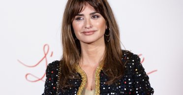 Пенелопа Крус з"явилась на прем"єрі фільму  "Феррарі" у квітковій сукні з пікантним декольте