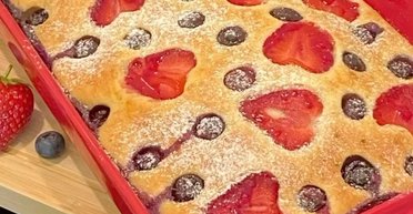 Приготує навіть дитина: рецепт найпростішого пирога з ягодами