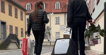 "Жили, как в казарме": беженцы поссорились с немцем, который выжил их из квартиры (фото)