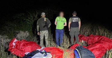 Українець намагався вилетіти в Молдову на параплані: "льотчика" затримали прикордонники (фото)