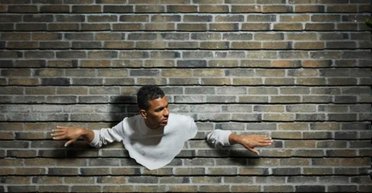 Чому не можна пройти крізь стіну, якщо атоми — це здебільшого порожнеча: фізики дали відповідь