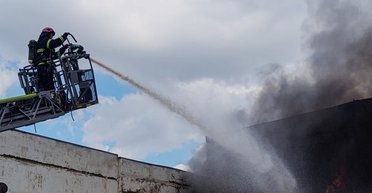 Масштабный пожар в Кривом Роге: погибли работники предприятия, продолжается тушение (видео)