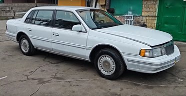 Простояло 10 лет на улице: в Украине спасли роскошное американское авто 80-х (видео)