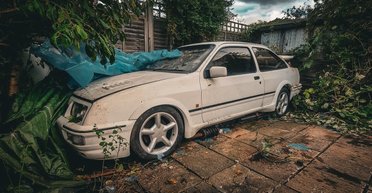 Знаменитый спортивный Ford за $100 000 ржавеет заброшенным во дворе дома (видео)