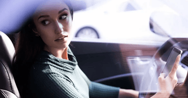 Жінка їхала на роботу одна, а потім подивилася на заднє сидіння: кого вона побачила