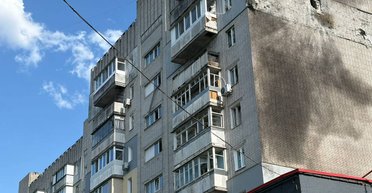 Российские БпЛА ударили по многоэтажкам Днепра: в городе много пострадавших (фото)