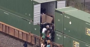 "Дикий Запад": в США толпа людей ограбила поезд, пока тот стоял на перекрестке (видео)