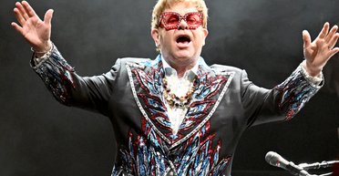 Елтон Джон проводить час на яхті з чоловіком і двома синами (фото)