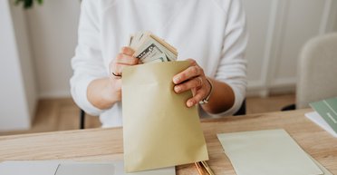 Діти евакуйовані, зарплати лишилися: сотні млн грн витратили на персонал дитбудинку – розслідування