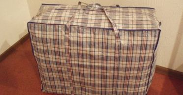 Жінка знайшла сумку в парку й не повірила своїм очам, заглянувши всередину (фото)