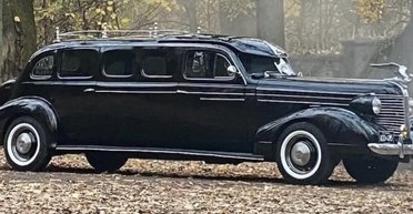 Пафосный лимузин с секретами: раскрыли подробности авто из сериала "Уэнздей" (видео)