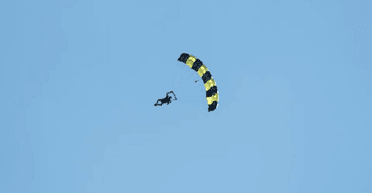 Не садиться за штурвал самолета: французского пилота осудили за случайное сбивание парашютиста