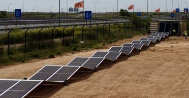 Более 100 метров в длину: представлена необычная солнечная панель-"гармошка" (видео)