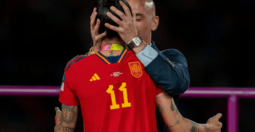 FIFA отстранила Рубиалеса за поцелуй футболистки Эрмосо на ЧМ по футболу среди женщин