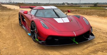 Мастера превратили старую Toyota 90-х в яркий суперкар (видео)