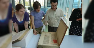 Необычная обложка: средневековые монахи не знали, из чьей кожи делали переплеты книги (фото)