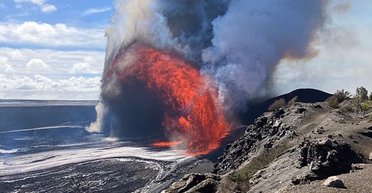 Місце в першому ряду: зафіксовано момент, коли вулкан викидає лаву на висоту 300 м (відео)