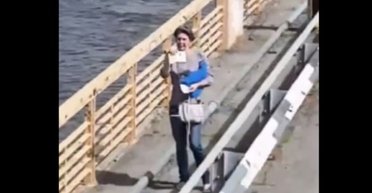 Показала дрону украинский паспорт: ВСУ рассказали, как эвакуировали женщину из оккупированных Алешек (видео)