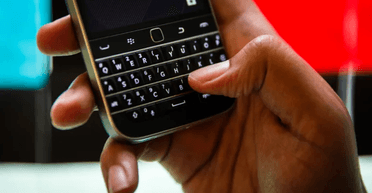 Кнопкові телефони з'являються тисячами: чому гаджети з 2000-х такі популярні