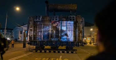 "Последний прометей Донбасса": в День энергетика на корпусе разрушенного трансформатора презентовали уникальные кадры фильма о Кураховской ТЭС