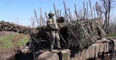 "Как мясо на шампур": в РФ показали танк-еж Т-72 с "суперзащитой" от дронов ВСУ (видео)