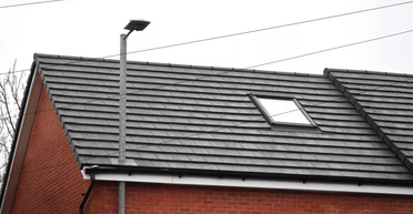 Мешканці розлючені: будівельники пробили дах нового будинку ліхтарним стовпом (фото)