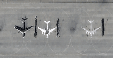 На кого это рассчитано: в РФ начали рисовать самолеты на аэродромах (фото)