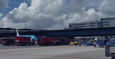 В аэропорту Амстердама погиб человек, прыгнув в двигатель самолета (видео)