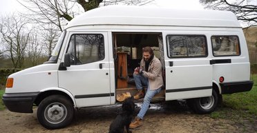 Британец превратил старый школьный автобус в автодом за $4000 (видео)