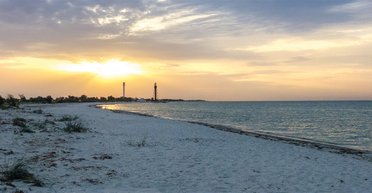 "Эйфелева" башня с видом на море. Как отдохнуть и что посмотреть на загадочном острове Джарылгач