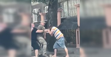 Орала и вырывалась: в Одессе произошла потасовка с участием женщины и ТЦК, — соцсети (видео)