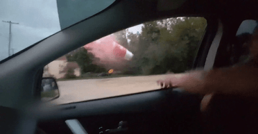 Працювали під прикриттям: поліцейські кидали коктейлі у випадкових перехожих (відео)