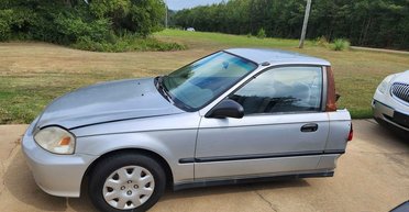 Без багажника і заднього скла: на продаж виставили дивний хетчбек Honda Civic (фото)