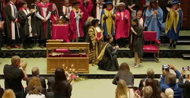 "Бідна дівчина": хлопця зацькували за пропозицію коханій, зроблену на випускному (відео)