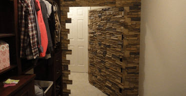 "Схоже на кошмар": чоловік знайшов потаємну кімнату в стіні (відео)