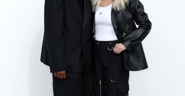 Шер в образе блондинки посетила с молодым возлюбленным показ Givenchy