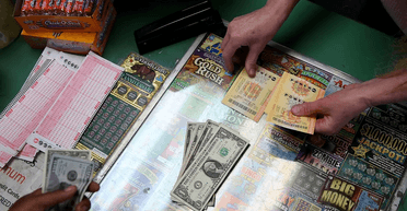 Продавець намагався вкрасти у покупця білет із виграшем у $25 тисяч: як його покарали