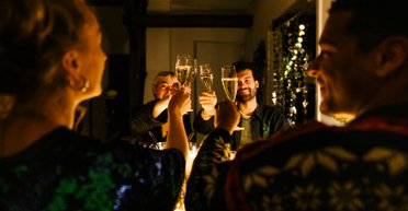 Не з "наступаючим" і ніякого "благополуччя": як правильно вітати з Новим роком українською