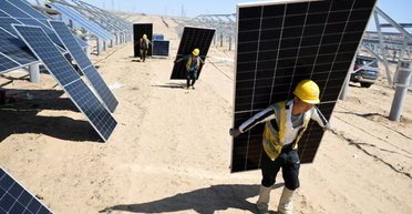 В Китае убирают тысячи солнечных панелей с крыш: почему их пришлось выбросить (фото)