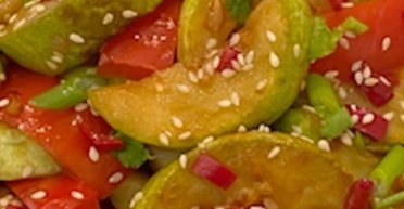 Яскраво, смачно і з гостринкою: рецепт пікантної закуски з кабачків