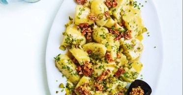 Здивуйте гостей на Новий рік: незвичайний картопляний салат із медом, гірчицею та мигдалем