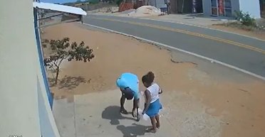 За секунду до удара монета спасла отца и дочь от смерти в ужасном ДТП (видео)