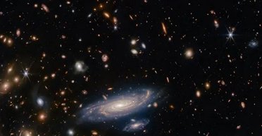 Сюрприз для астрономів. У дуже далеких галактиках виявлено несподіваний хімічний елемент