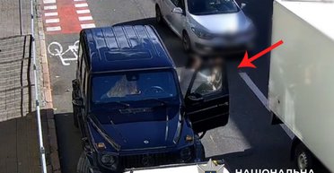 У Києві водій Mercedes припаркувався на велосмузі і побив велосипедиста, — поліція (відео)