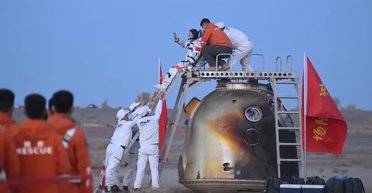 Застряли в космосе: китайские астронавты вернулись на Землю после рекордной миссии (видео)
