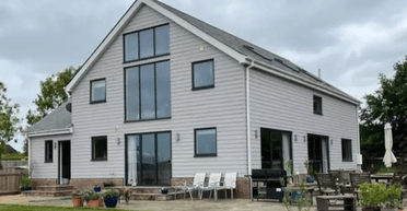 Літня пара побудувала будинок мрії, але тепер повинна його знести: що пішло не так (фото)