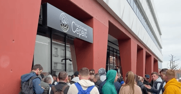 Українським чоловікам за кордоном знову видають паспорти: скільки громадян вже отримали документи