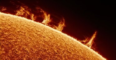 Пляма, у 25 разів більша за Землю, і величезні струмені плазми: отримано докладні знімки Сонця (фото)