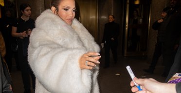 Дженніфер Лопес продемонструвала гламурний ансамбль у світлих тонах (фото)